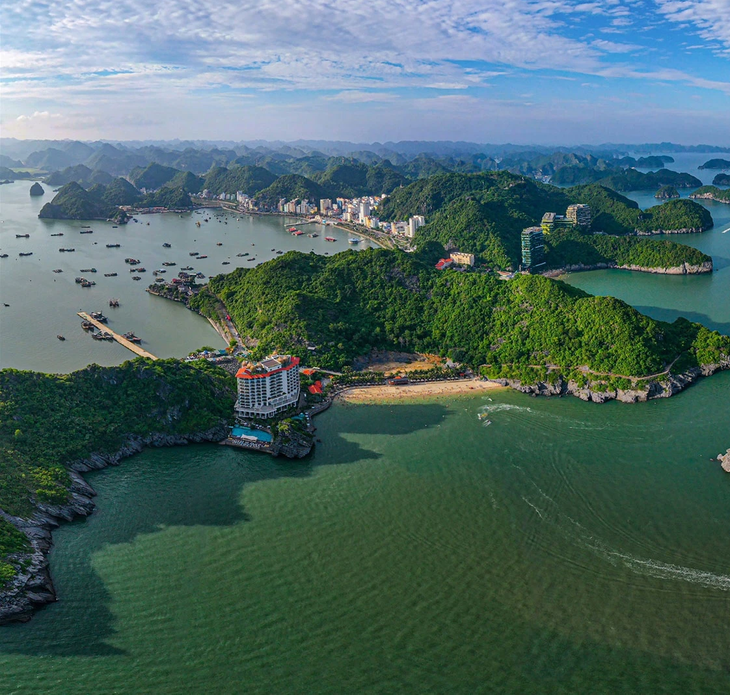 Cat-Ba-Town-easytrip247