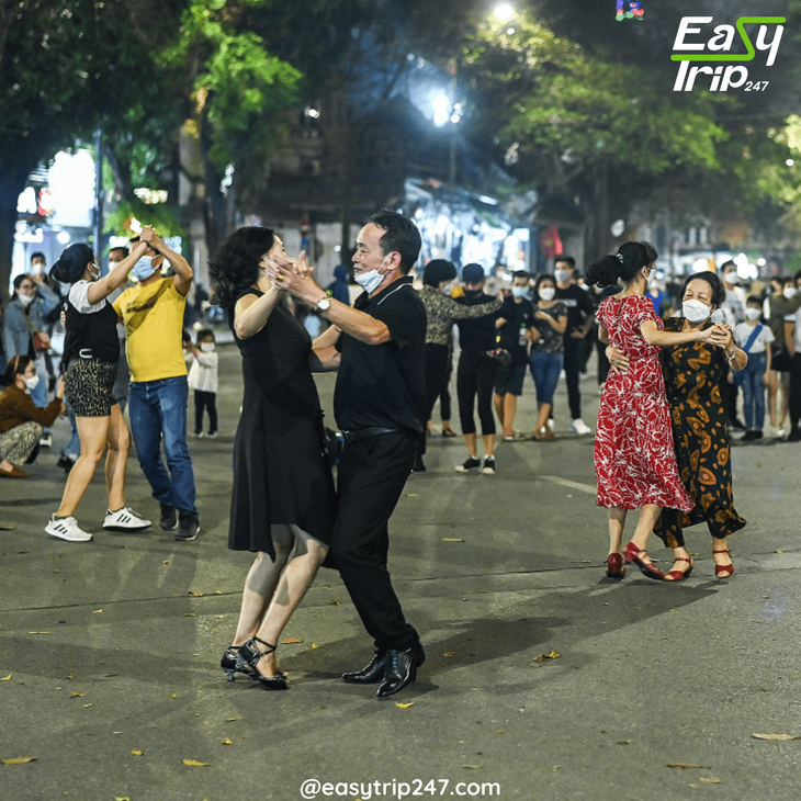 Hanoi-After-Dark-The-Most-Thrilling-Night-Walking-Tour-Experiences-2