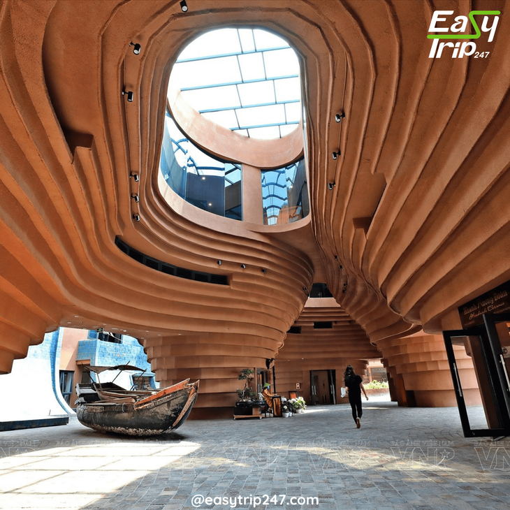 Monsoon-Season-in-Vietnam-What-Travelers-Need-to-Know-Discovering-Bat-Trang-Pottery-Village-in-the-Rain-2