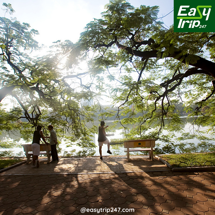Morning-Like-A-Local-Dawn-Walking-Tour-In-Hanoi-2