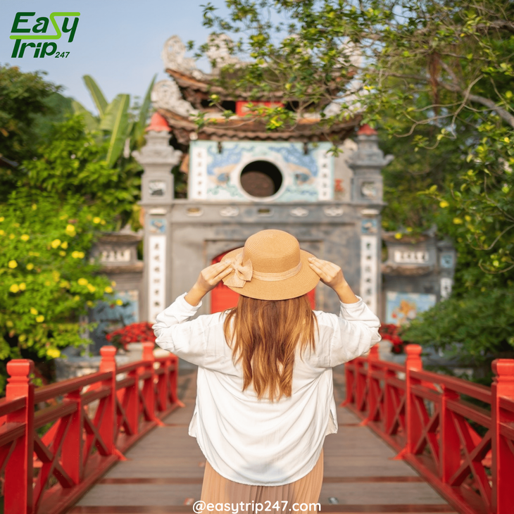 Walking-Tour-In-Hanoi-What-To-Wear-For-Maximum-Comfort-And-Style-2