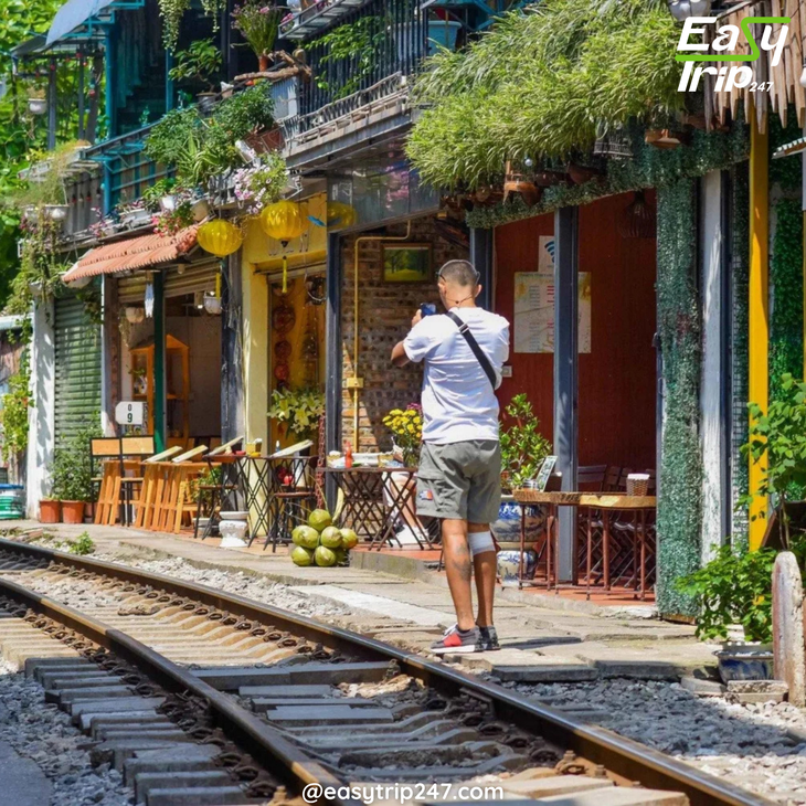 Walking-Tour-Or-Guided-Tour-Pros-And-Cons-For-Exploring-Hanoi-2