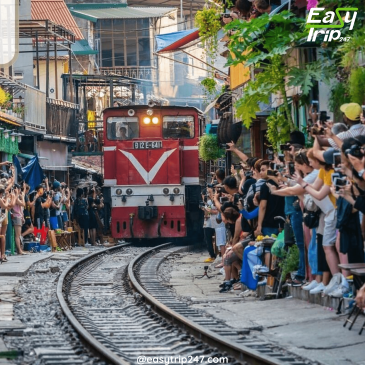 Walking-Tour-Or-Virtual-Tour-Pros-And-Cons-For-Exploring-Hanoi-2